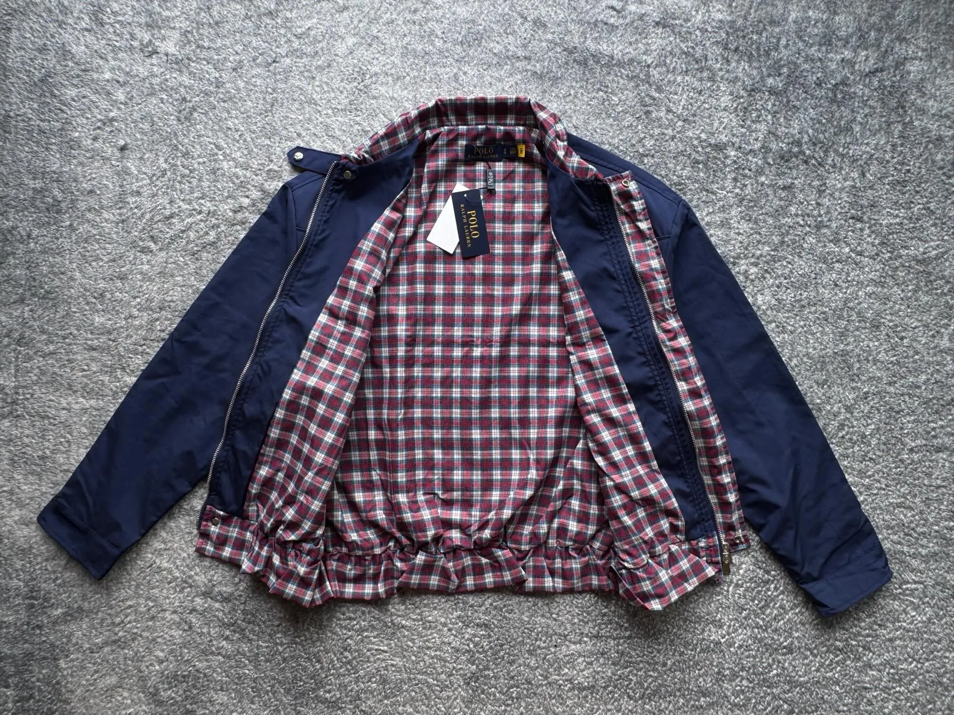 P300 💙Ralph Lauren Vintage Harrington Jacket, dark indigo with red pony logo, full of British retro feel! Soft fabric, comfortable to wear, classic fit + lapel design, plaid embellishments on cuffs and collar, great details ✨ The Harrington jacket represents low-key and approachability. In other words, it is not as rigid as a Chinese tunic suit, nor as high-end as a suit. Another point is that the Harrington jacket is adaptable. It does not look strange to wear on almost any figure or occasion. No matter you are young and handsome or you are middle-aged and fat, this style of jacket can hold up.               Color: Navy Blue Apricot Size: Length Bust Shoulder Width Sleeve Length M 68 124 57 60 L 70 128 58.5 62 XL 72 132 60 64